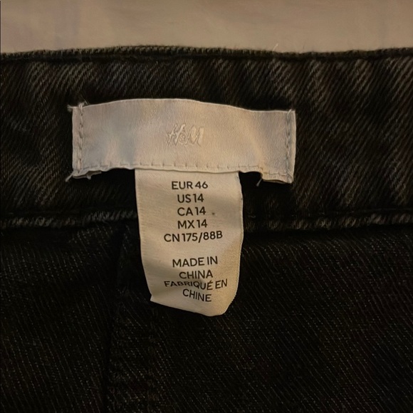 H&M Classic Black Denim Skirt - Picture 3 of 4